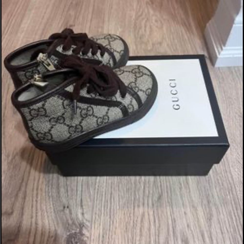 Baby shoes in gucci brand